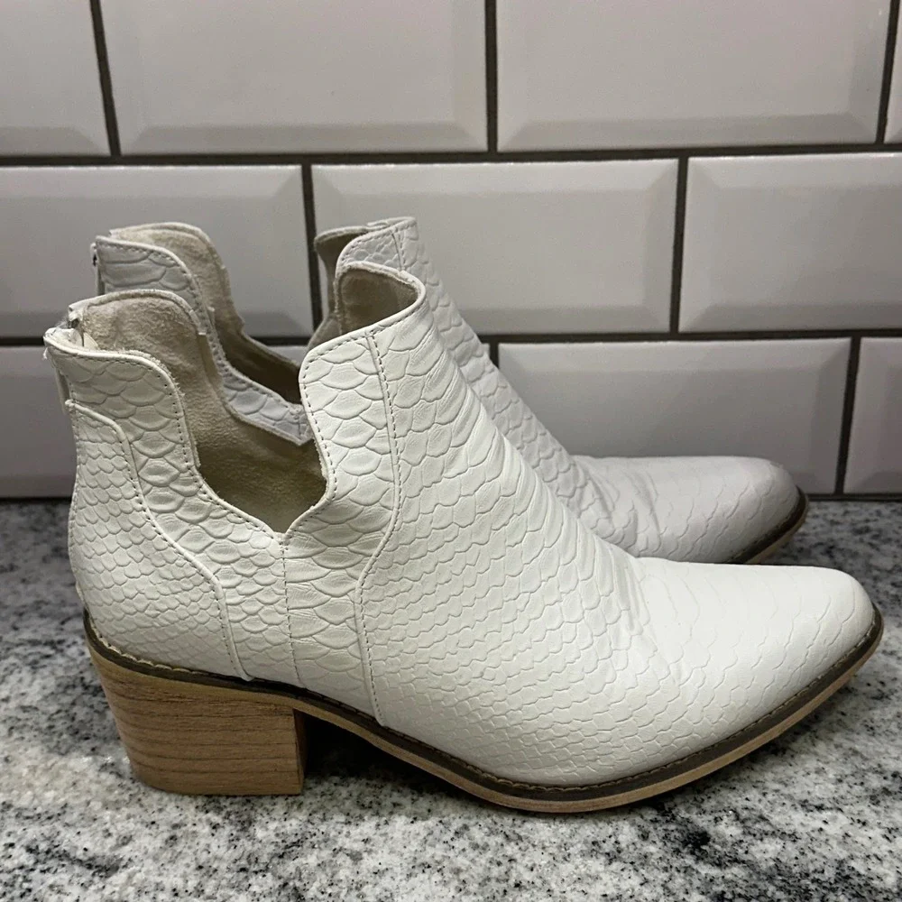 Natural Reflections White Snake Embossed Western Ankle Boots‎ Booties Women 8.5